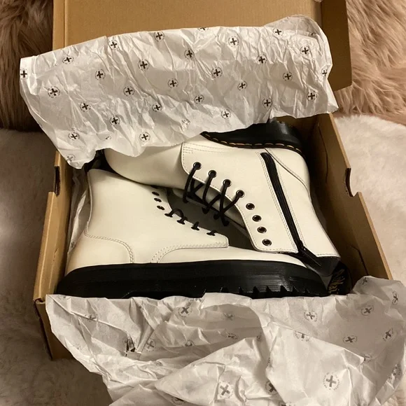 JADON BOOT SMOOTH LEATHER PLATFORMS DR. MARTENS NWT - Picture 9 of 10